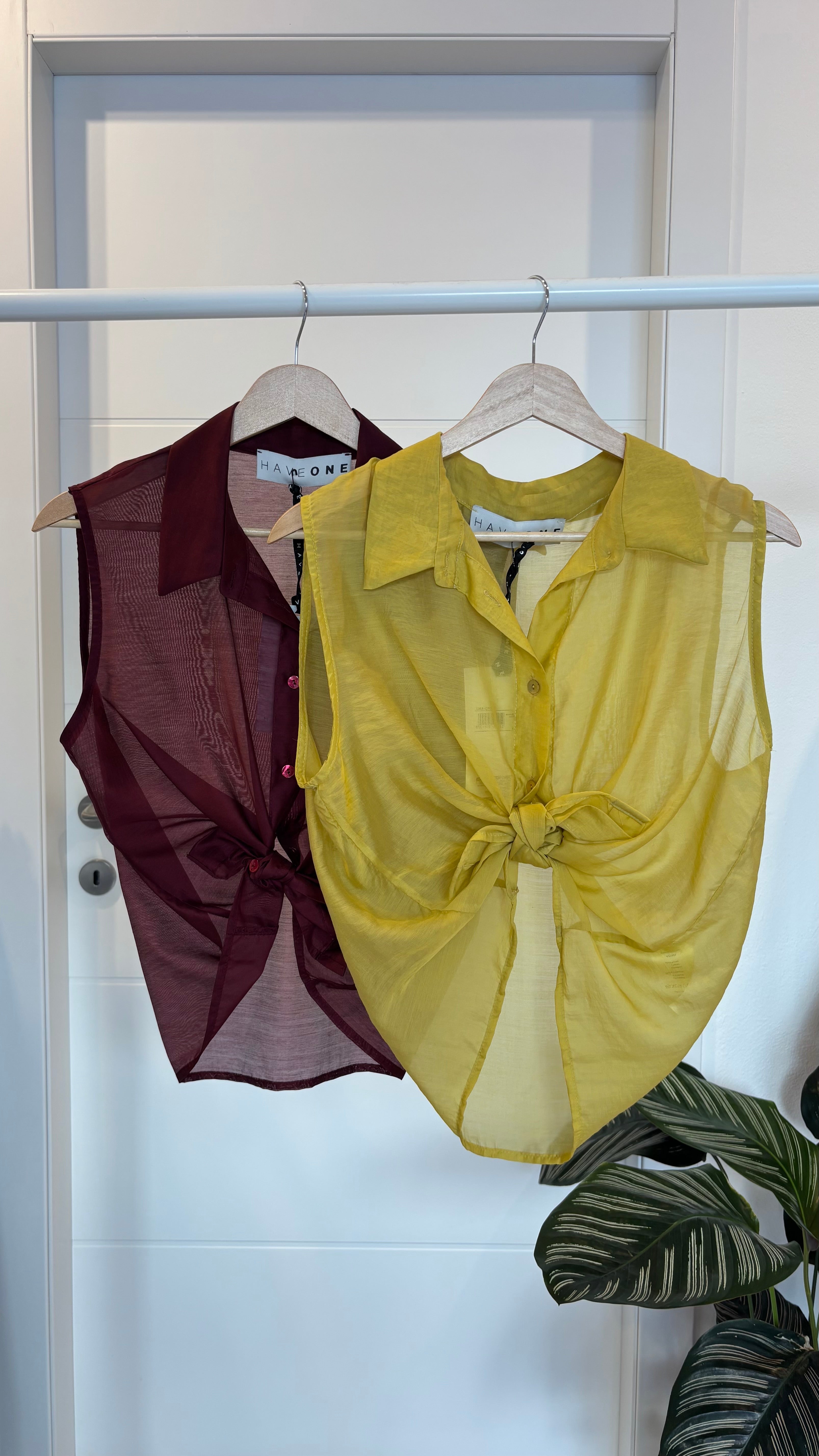 Camicia smanicata con nodo in vita