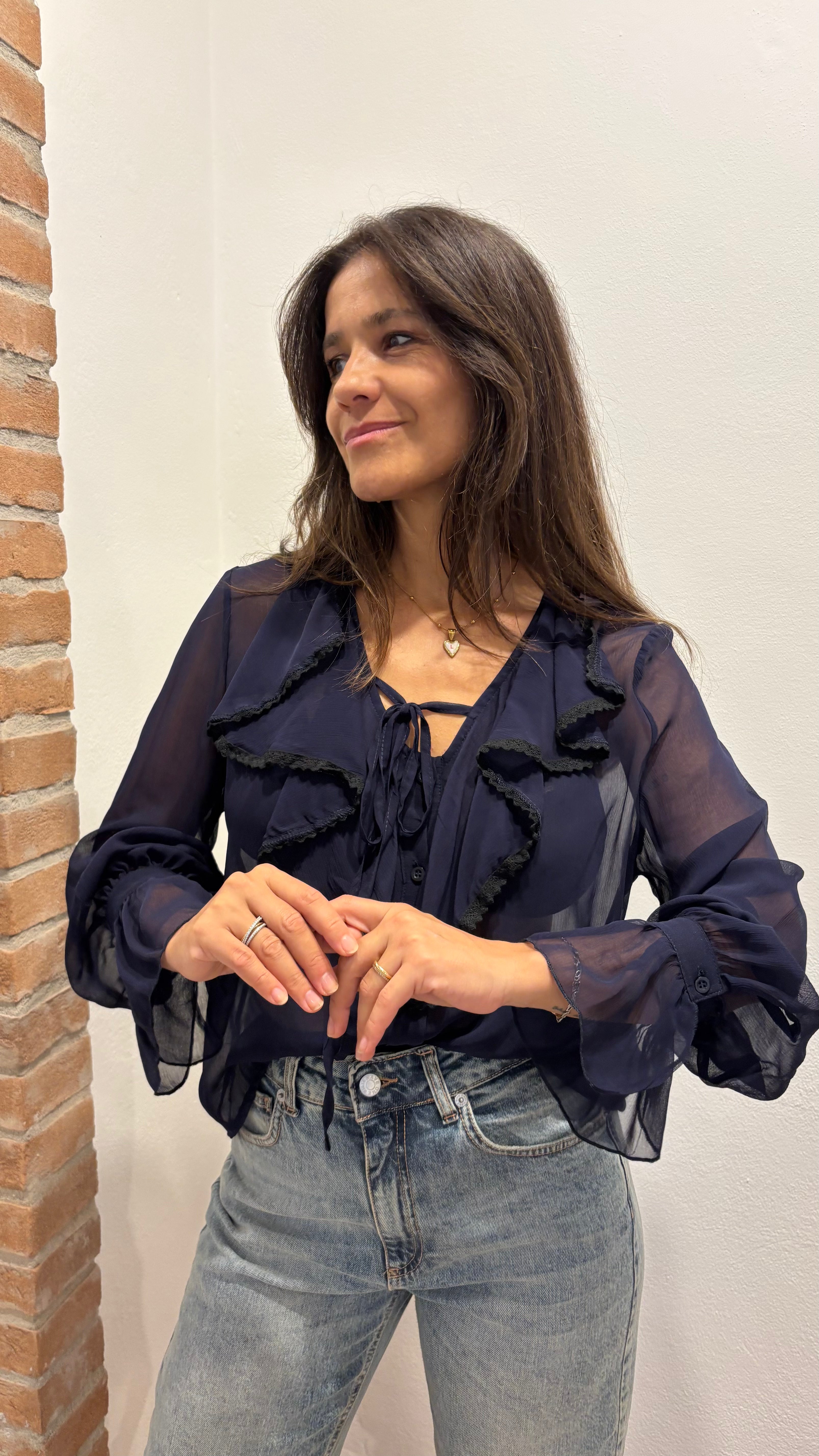 Camicia con scollo a V e macrame