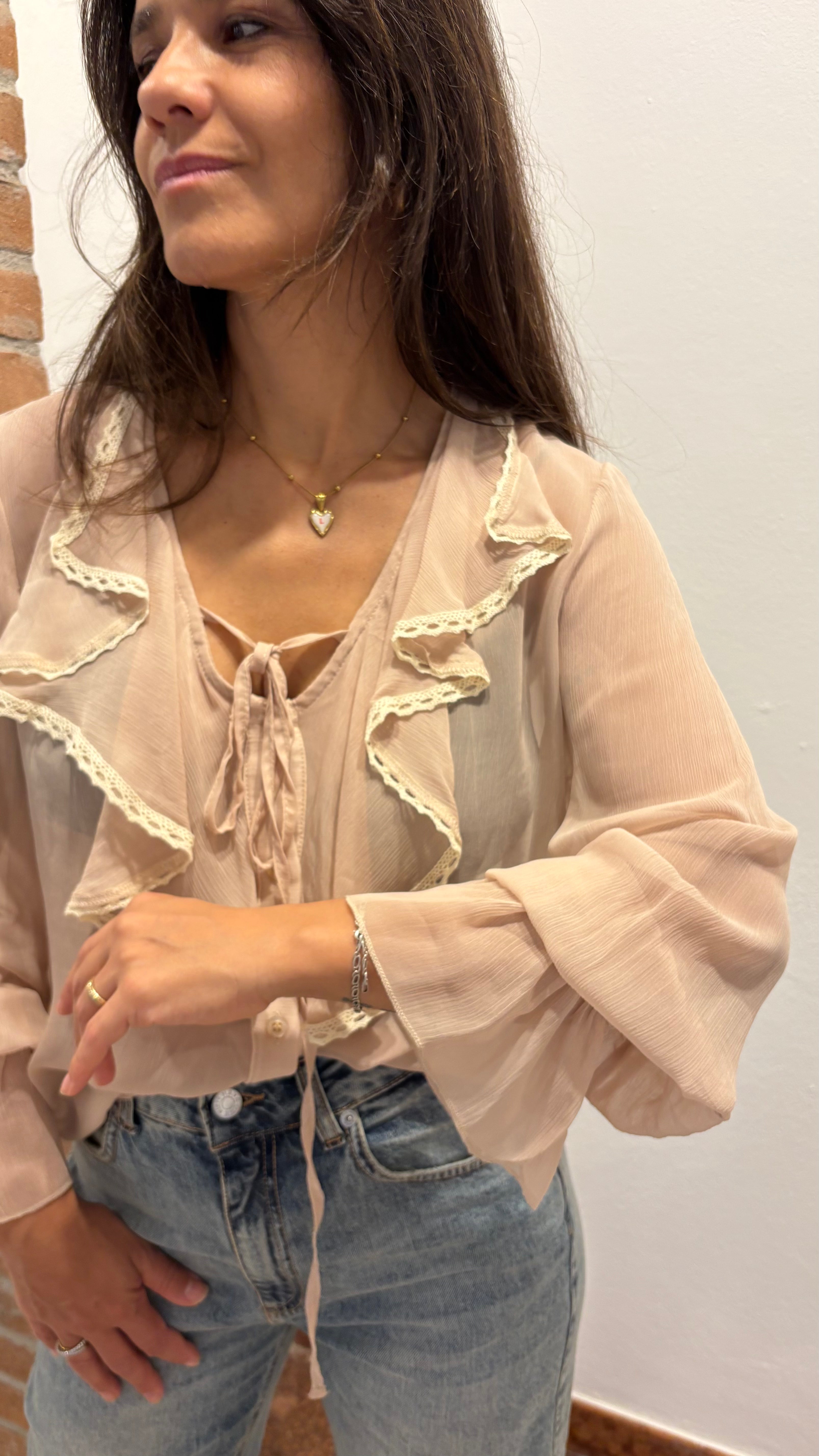 Blusa con scollo a V e macrame